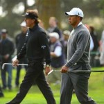 Tiger Woods và Phil Mickelson thi đấu chung nhóm ở vòng đầu. Woods từng vô địch U.S Open còn Phil thì gắn liền với danh hiệu "Vua Á Quân". Ảnh: Al Tielemans/SI